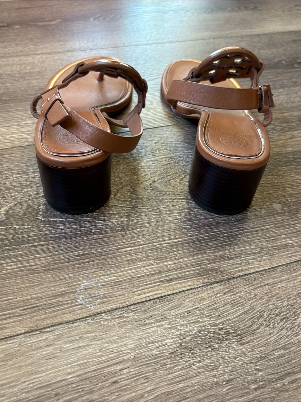 Tory Burch Miller Low Heeled Sandal Tan and
Gold 8 1/2 - Picture 5 of 7